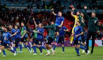 Los jugadores de Italia celebran tras ganar la tanda de penales.