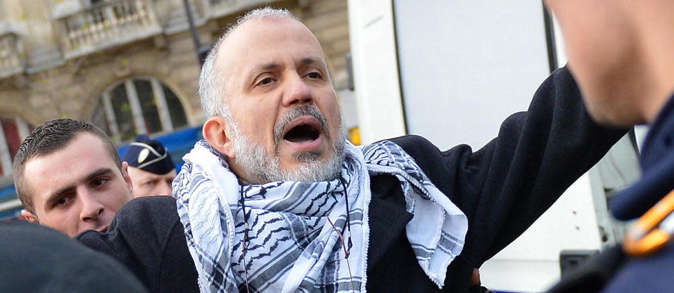Le militant islamiste Abdelhakim Sefrioui arrêté par la police en décembre 2012 après une manifestation pro-Palestine illégale. 
