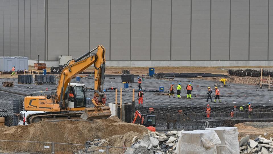 Das Baugelände der Tesla Gigafactory östlich von Berlin. Laut des brandenburgischen Umweltministeriums hat der Autobauer drei unzulässige Tanks errichtet.