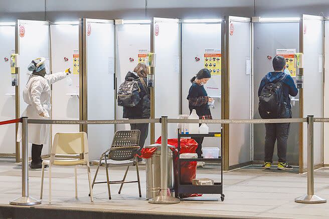 圖為去年桃園機場入境旅客在航廈外唾液採檢情況。（本報資料照片）