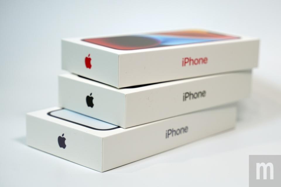 ▲盒裝設計與過往機種一樣，取消提供充電器等配件，因此讓盒裝設計變得更薄，同時從側面蘋果標誌與iPhone字樣顏色也能確認機身配色