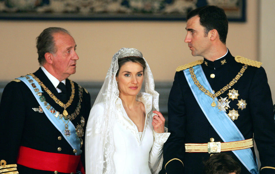 El día del enlace matrimonial entre el príncipe heredero a la corona española, el príncipe Felipe de Borbón junto a su esposa la princesa de Asturias, Letizia Ortiz y a la izquierda el rey Juan Carlos I, en una fotografía de archivo de 2004. (Getty Images) 