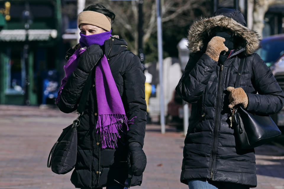 Dos mujeres arropadas por el clima caminan durante un golpe de frío el viernes 3 de febrero de 2023 en Portsmouth, Nueva Hampshire. (AP Foto/Charles Krupa)