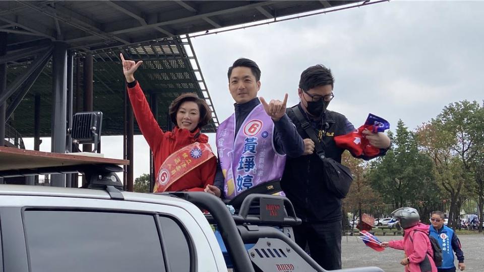 台北市長蔣萬安（右）陪同立委候選人黃琤婷（左）一同上車掃票。（吳佩蓉攝）
