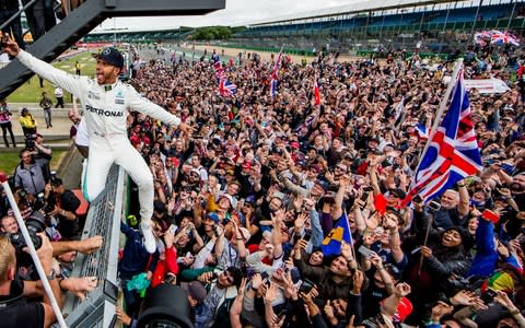 Lewis Hamilton poses for a crowd selfie - Credit: getty images