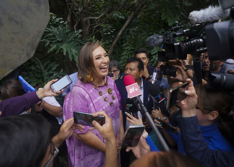 La senadora Xóchitl Gálvez, aspirante a la presidencia de la oposición, habla con la prensa después de registrar su nombre como candidata en la Ciudad de México, el 4 de julio de 2023. (Foto AP/Fernando Llano, Archivo)