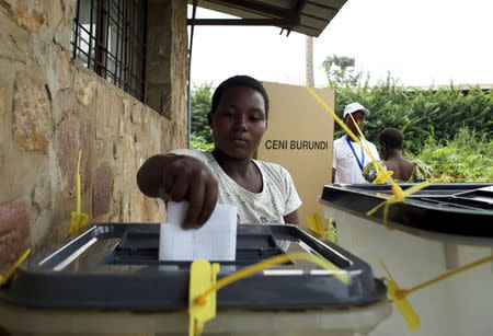 A woman casts her vote at a polling station in Kinama neighbourhood during a parliamentary election near Bujumbura, in Burundi June 29, 2015. REUTERS/Paulo Nunes dos Santos