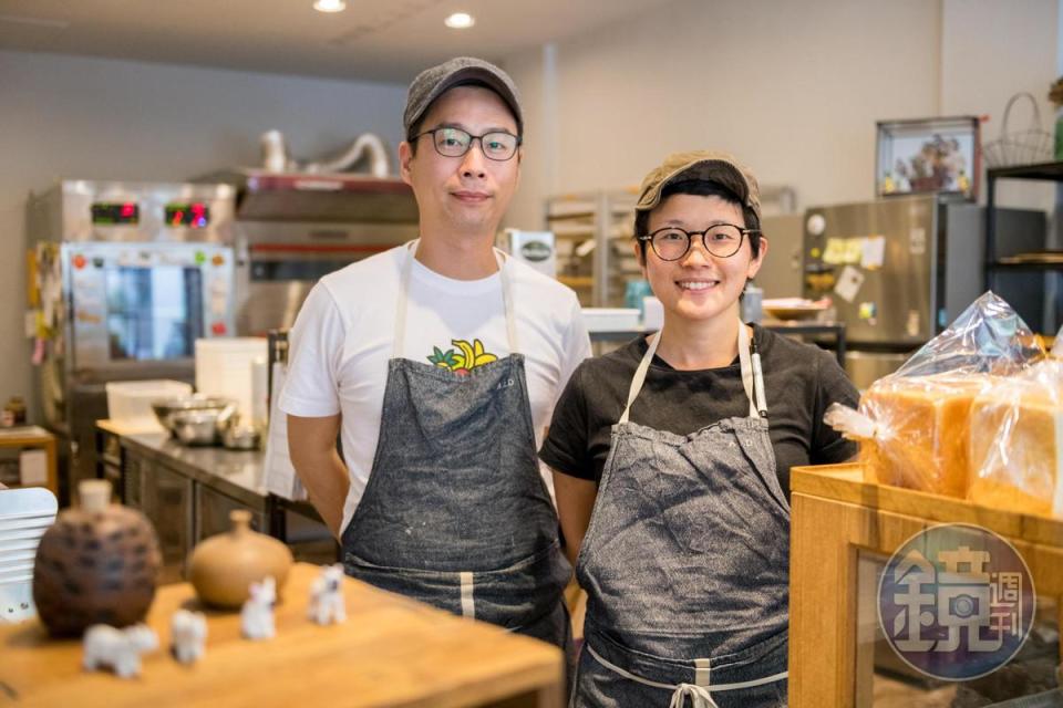 林由佳子（右）隨著台灣夫婿吳嘉彤（左）返回故鄉羅東，開了這間小小的麵包店。