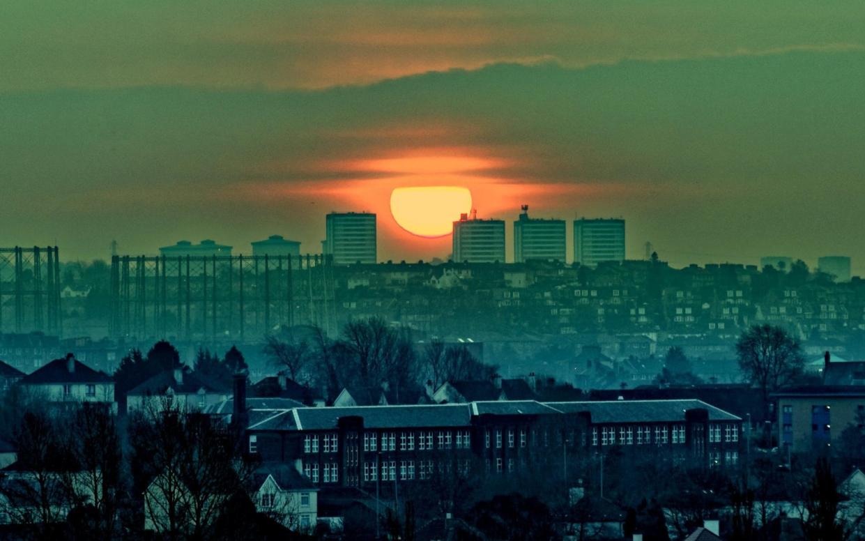 Sunrise over a frosty Glasgow on Friday morning - www.alamy.com