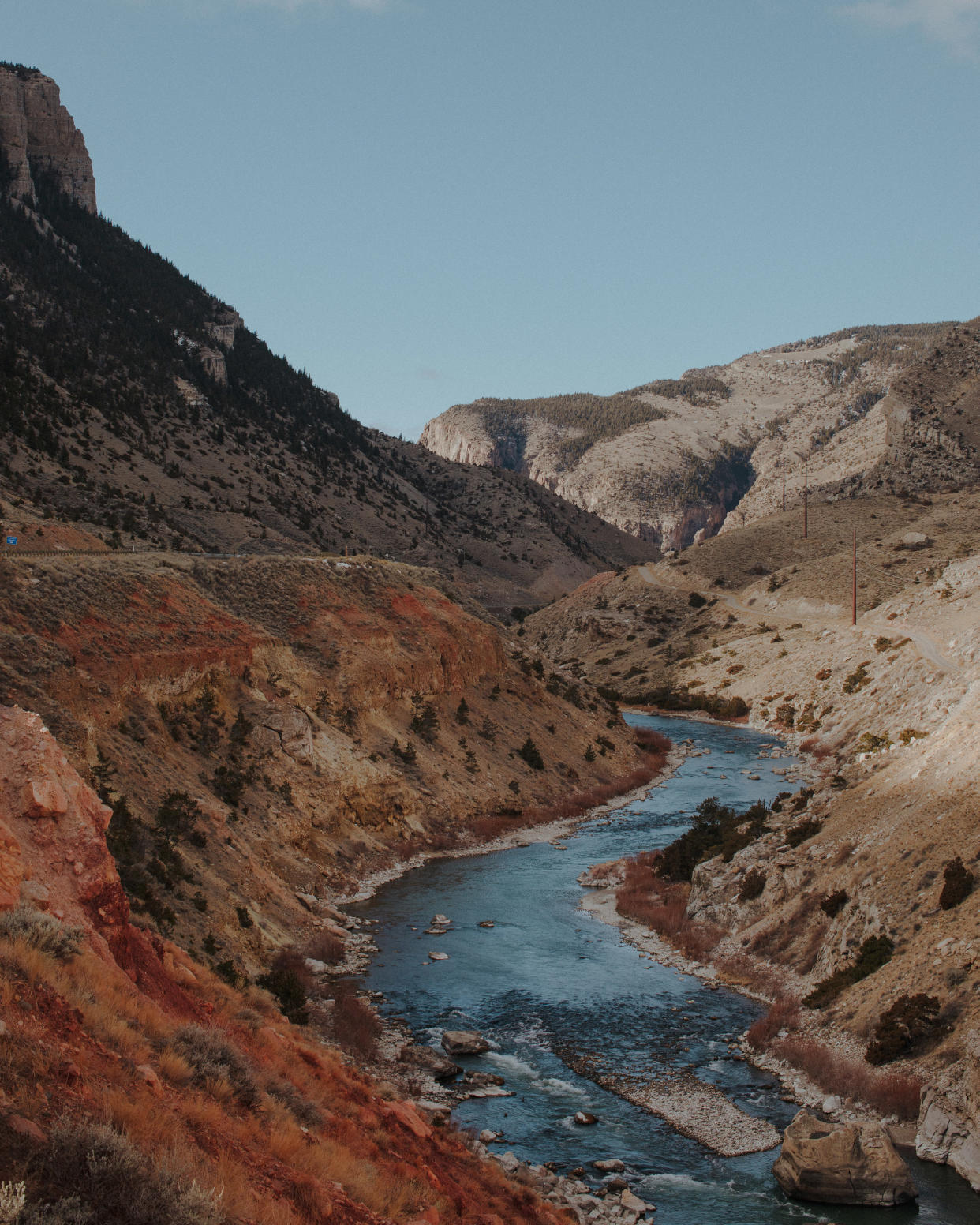 La bifurcación norte del río Shoshone en su camino sinuoso hacia Cody, Wyoming, el 28 de enero de 2020, abajo de la presa Buffalo Bill y a lo largo de la autopista North Fork. (Elliot Ross/The New York Times)