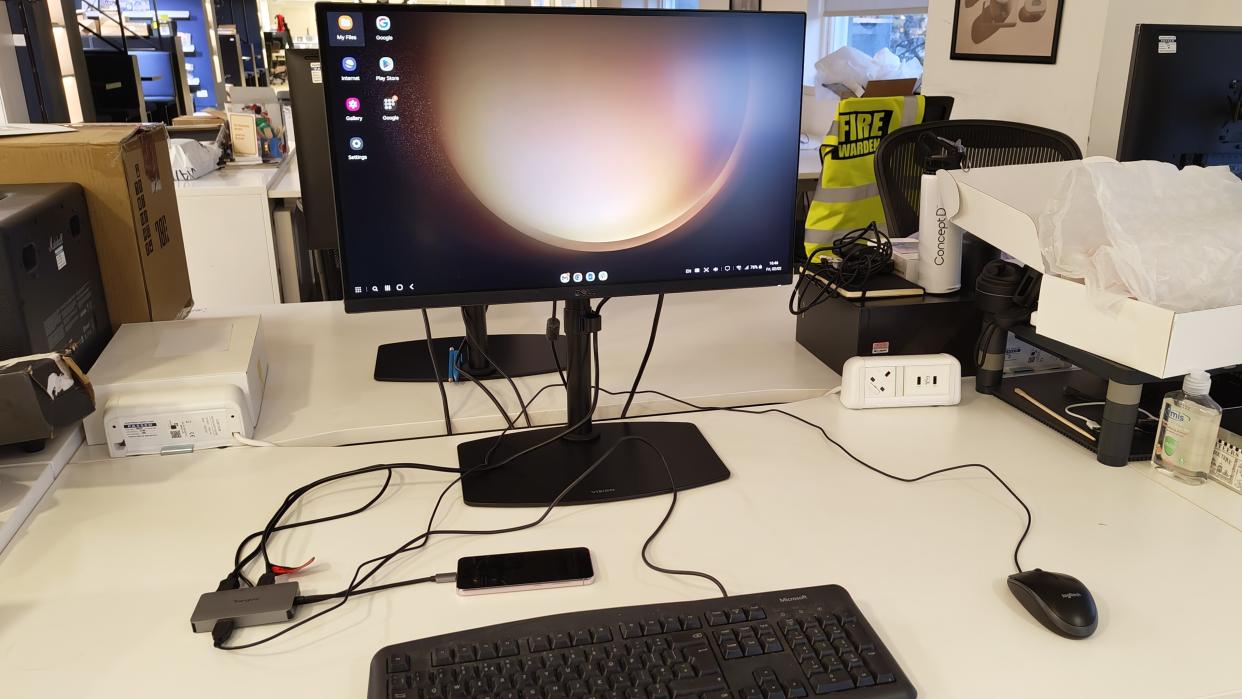  Samsung DeX running on the Samsung Galaxy S23 . 