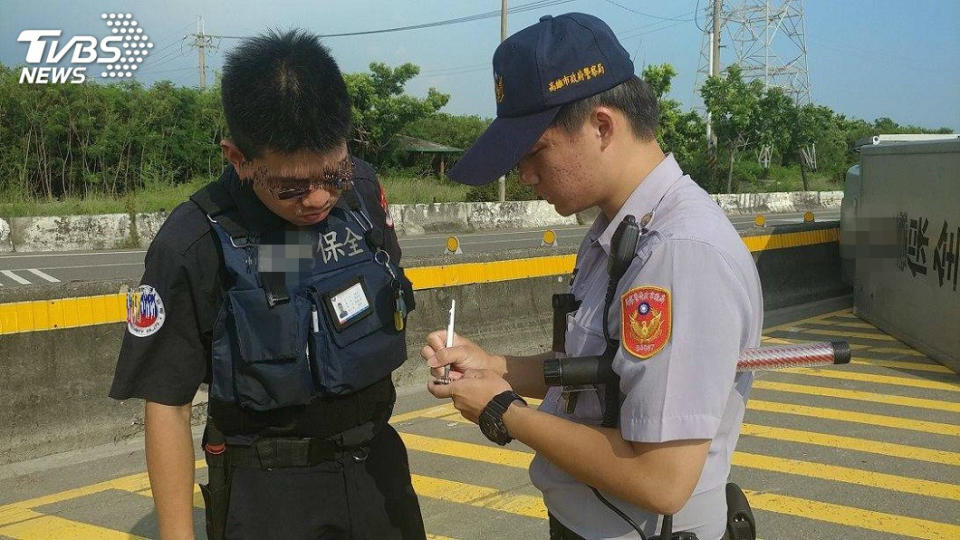 員警獲報到場詢問保全人員車輛翻覆原因。(圖／TVBS)