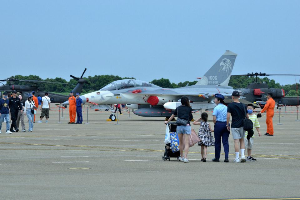 清泉崗航空嘉年華活動明天登場，營區採全接駁方式進入，禁止汽機車進入營區。台中市警察局提供