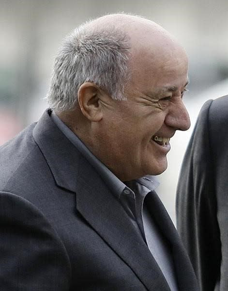 El español Amancio Ortega, el hombre que transformó un pequeño taller de costura en el gigante mundial de la moda que es Inditex escaló por primera vez el viernes durante unas horas a lo más alto de la lista de multimillonarios Forbes. en la imagen de archivo, Ortega durante una visita de los reyes de España a su fábrica de La Coruña. REUTERS/Miguel Vidal