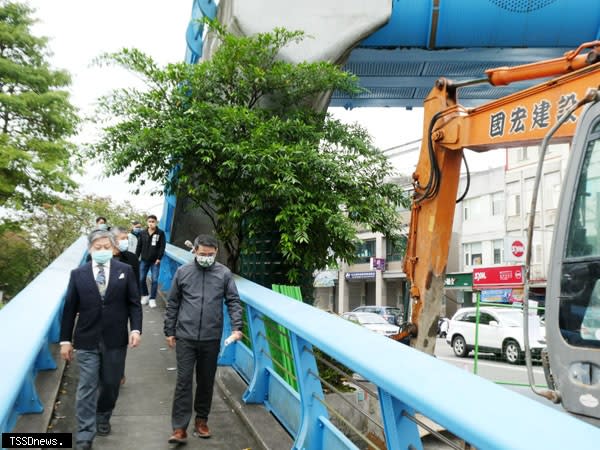 宜蘭市南屏人行陸橋即將拆除，建置更舒適人行環境。宜蘭市長江聰淵現勘。（記者董秀雲攝）