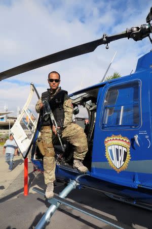 Óscar Pérez posando para una fotografía durante un evento del Cuerpo de Investigaciones Científicas, Penales y Criminalísticas en Caracas. 1 de marzo 2015. El oficial de policía detrás de un ataque desde un helicóptero contra edificios gubernamentales en Venezuela actuó en películas de acción en el país y se presenta en sus redes sociales como un ágil híbrido entre James Bond y Rambo. REUTERS/Christian Veron