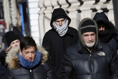 People walk through downtown Manhattan in New York February 14, 2016. REUTERS/Andrew Kelly