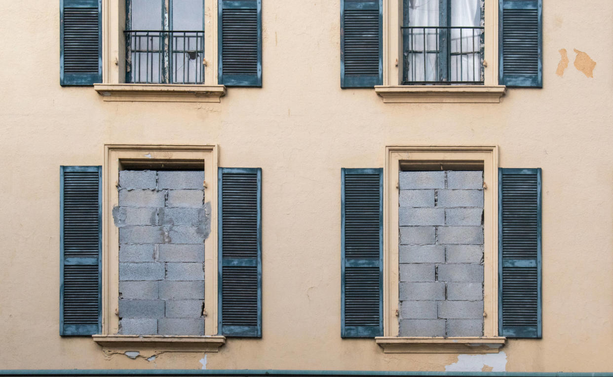 La loi « anti-squats » définitivement adoptée par le Parlement (Les fenêtres d’un premier étage d’un immeuble murées pour éviter les intrusions)