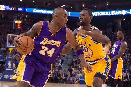 Kobe Bryant, cinco veces campeón de la NBA, anunció el domingo que se retirará del baloncesto cuando finalice la temporada 2015-2016. En la imagen, Bryant dribla a Harrison Barnes de Golden State Warriors en Oakland, California, el 24 de noviembre de 2015. REUTERS/ Kyle Terada-USA TODAY