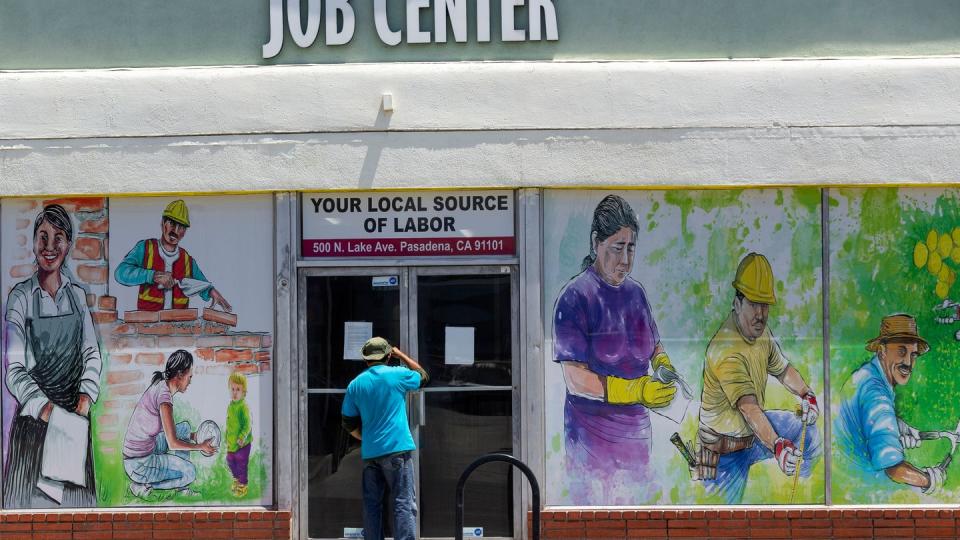 Joe Biden will den Mindestlohn in den USA erhöhen - das könnte Hunderttausende Jobs kosten.