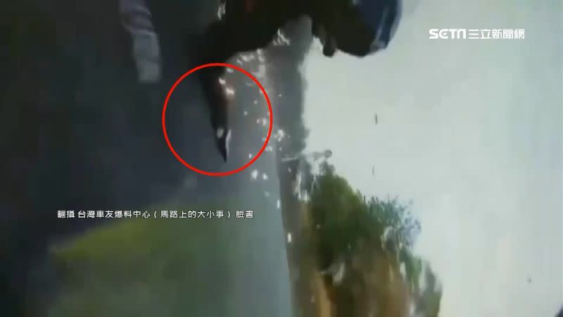 行車紀錄器錄下騎士自摔畫面。（圖／翻攝自台灣車友爆料中心（馬路上的大小事）臉書）