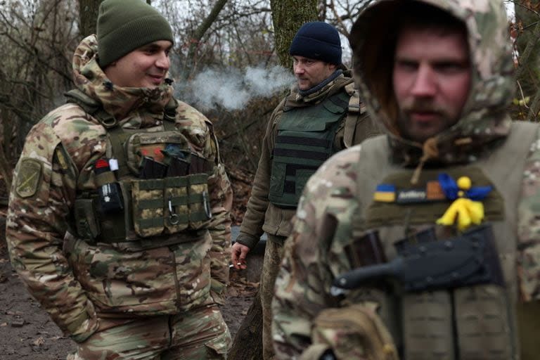 Los militares ucranianos se toman un descanso en la línea del frente cerca de la ciudad de Bakhmut, región de Donetsk, el 18 de noviembre de 2023, en medio de la invasión rusa de Ucrania.