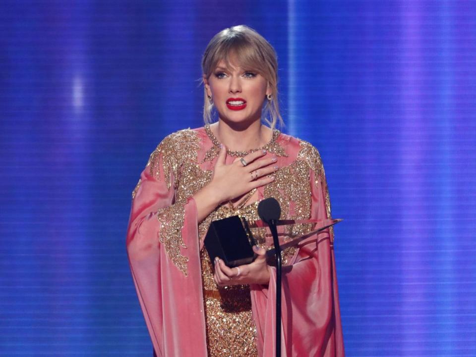 Taylor Swift acepta el premio de artista del año en los American Music Awards el 24 de noviembre de 2019 (Foto: REUTERS / Mario Anzuoni).