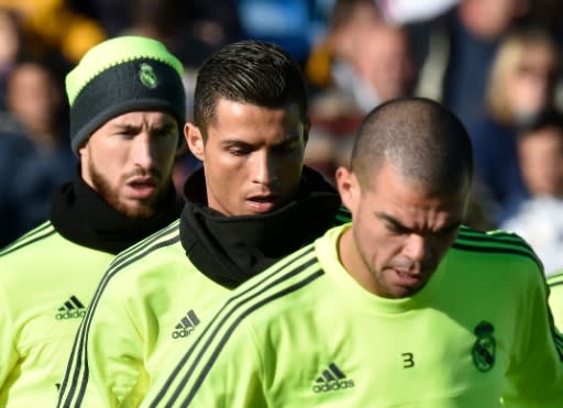 (Izq-dcha): El defensa Sergio Ramos, el delantero Cristiano Ronaldo y el defensa Pepe, en el primer entrenamiento del nuevo técnico del Real Madrid, el francés Zinedine Zidane, en Valdebebas el 5 de enero de 2016 (AFP | Gerard Julien)
