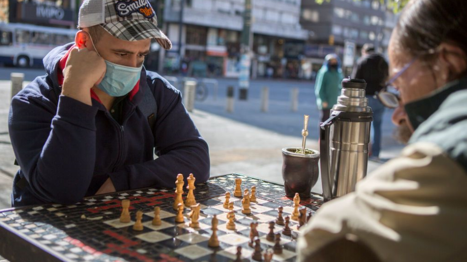 Hombre tomando mate con mascarilla en Uruguay.