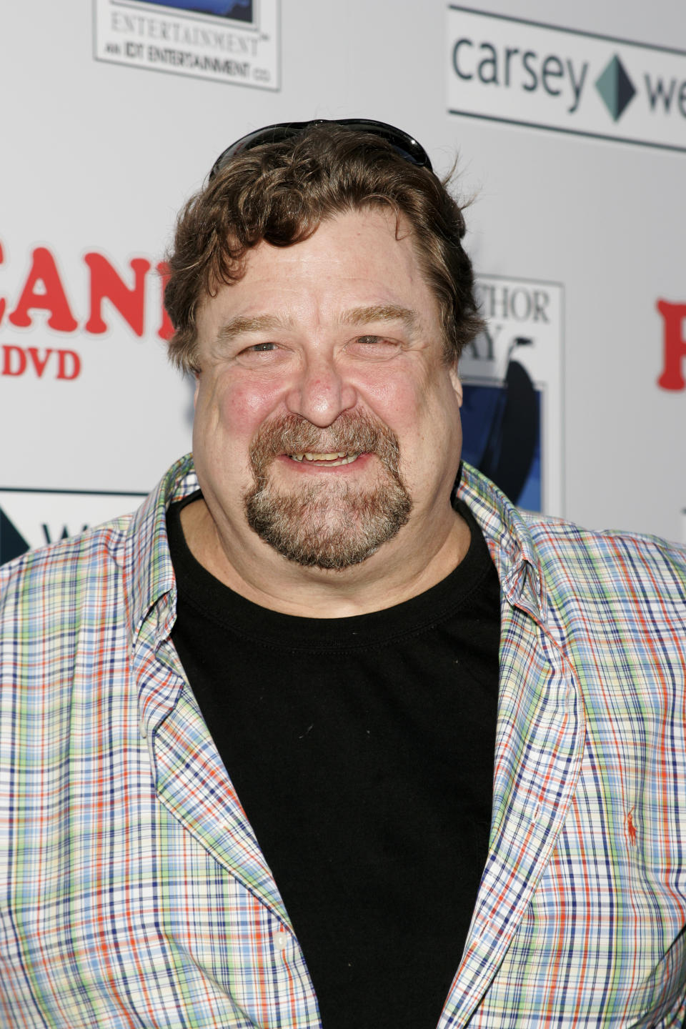 El miembro del elenco John Goodman llega a la fiesta de lanzamiento para celebrar el lanzamiento en DVD de la exitosa serie de comedia 