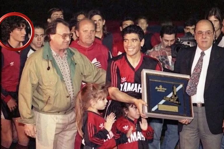 La dirigencia de Newell's presenta a Diego Maradona en 1993, y en un costado aparece un chico de 15 años de las inferiores del conjunto rosarino: el actual DT de la selección y la foto que dio lugar el hashtag #Scalonienlugares