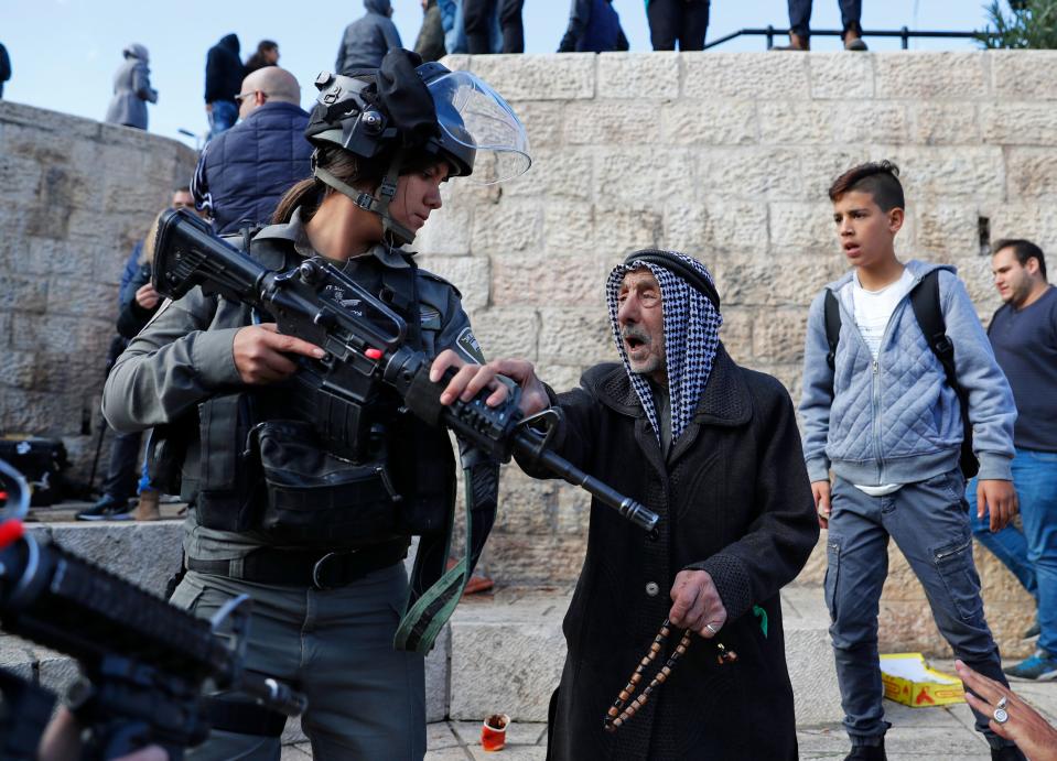 <p>Israeli forces disperse Palestinian protesters outside Damascus Gate in Jerusalem’s Old City on Dec. 7, 2017. (Photo: Ahmad Gharabli/AFP/Getty Images) </p>