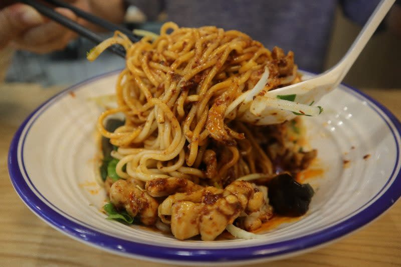 jiang's noodle house - tossing of noodles