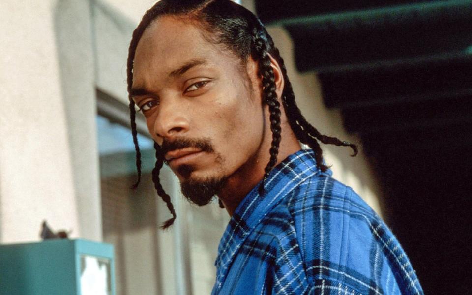 Als Rapper ist er eine Ikone, als Gesamtkunstwerk nur schwer zu fassen: Snoop Dogg war oder ist Dealer, Schauspieler, Moderator, Unternehmer, Regisseur, Trainer und steht selbstverständlich auch im "Guinness Buch der Rekorde". Am 20. Oktober wird das Multitalent 50, wir feiern ihn mit den unglaublichsten Fakten über sein Leben. (Bild: ARTE / BTV)