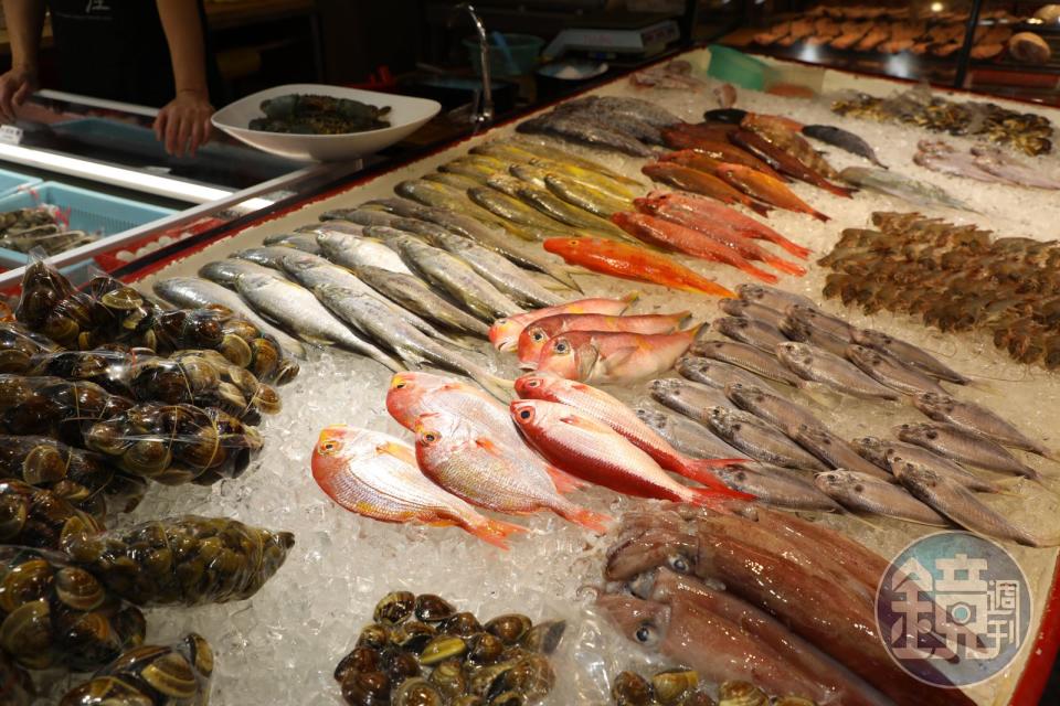 飯桌上象徵年年有餘的黃魚、赤魚宗、大目鰱、肉赤仔一字排開，老闆會將海鮮處理乾乾淨淨，回家就能料理。