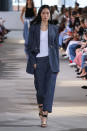 <p>Die Models von Tibi erschienen in Zweiteilern mit Chambray-Effekt auf dem Laufsteg. Lassen Sie sich inspirieren und setzen Sie diese Saison auf asymmetrische Formen und Oversize-Schnitte. <em>[Bild: Getty]</em> </p>