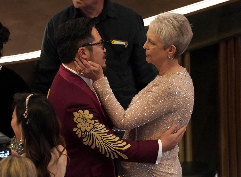 Daniel Kwan, izquierda, y Jamie Lee Curtis entre el público en los Oscar el domingo 12 de marzo de 2023 en el Teatro Dolby en Los Angeles. (Foto AP/Chris Pizzello)