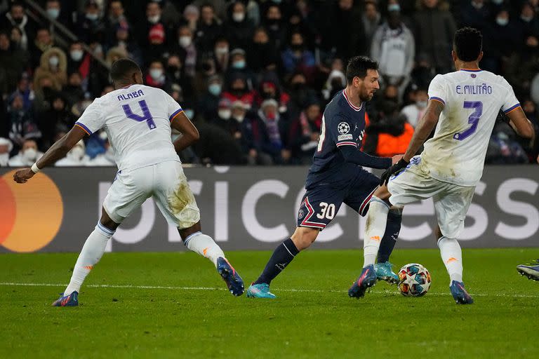 Lionel Messi escapa a la marca de David Alaba y Eder Militao durante el partido de Champions League que disputan el Paris Saint-Germain y el Real Madrid