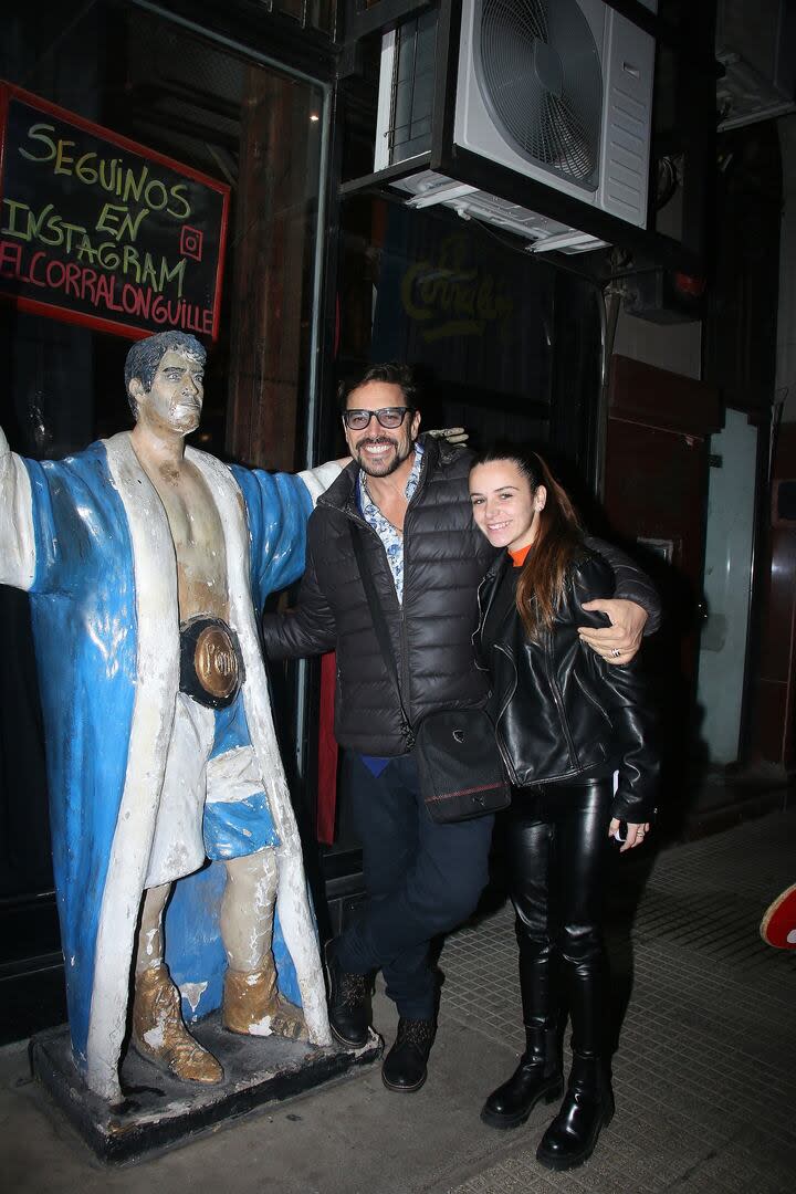 Matías Alé y Martina posan antes la estatua del Potro Rodrigo; el mediático agasajó a su novia y los padres de la joven con un paseo por La Bombonera y por los teatros de la calle Corrientes