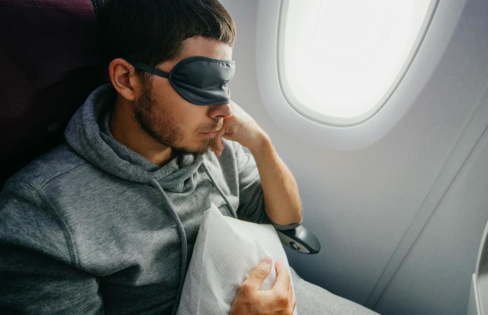 Die Kulturtasche im Flugzeug kann eingesteckt werden. (Symbolbild: Dmitry Galaganov/Shutterstock)