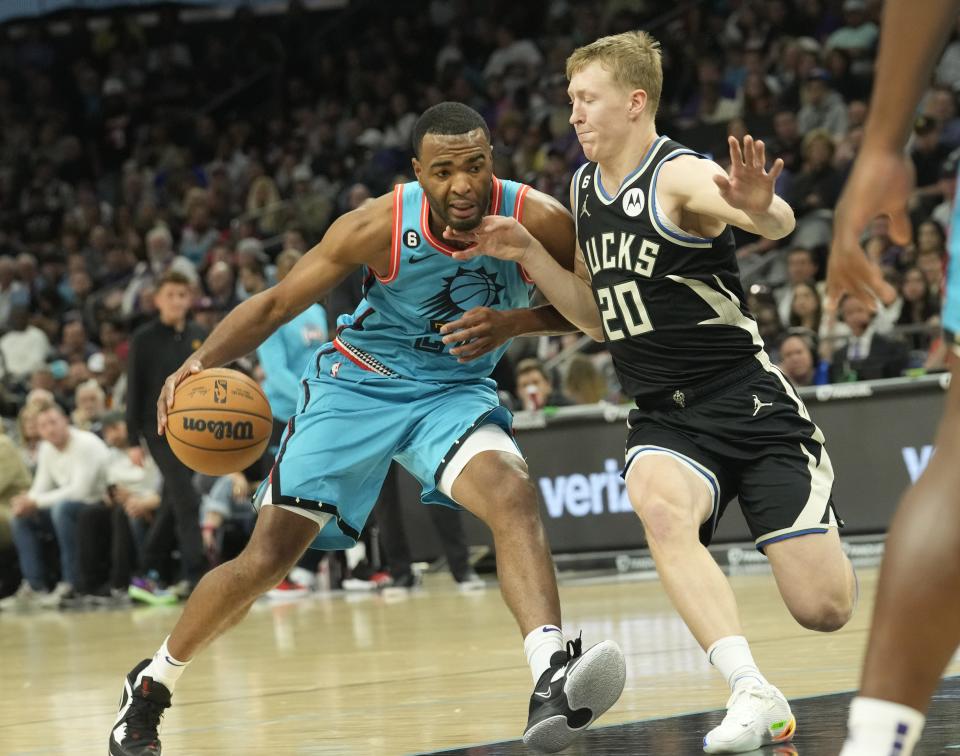 Phoenix Suns forward T.J. Warren (21) is defended by Milwaukee Bucks guard AJ Green (20) during the second quarter at Footprint Center in Phoenix on March 14, 2023.