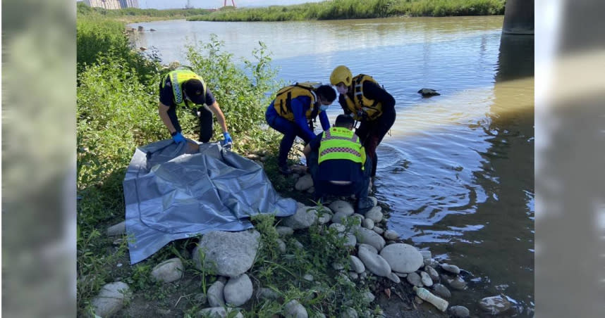 台中烏日區高鐵橋下筏子溪上午11時許，民眾發現一具浮屍，目前警方正在調查身分，深入釐清案情中。（圖／翻攝畫面）