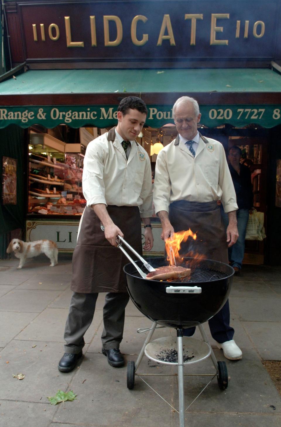 David Lidgate and his son Ben barbecuing a rump steak from Highgrove in 2006