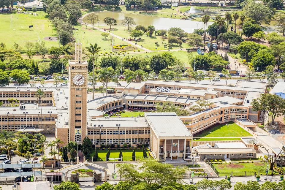 <span class="caption">Complejo del Parlamento de Kenia en el centro de Nairobi.</span> <span class="attribution"><a class="link " href="https://www.shutterstock.com/es/image-photo/kenya-parliament-buildings-city-center-nairobi-782842519" rel="nofollow noopener" target="_blank" data-ylk="slk:Shutterstock / Sopotnicki;elm:context_link;itc:0;sec:content-canvas">Shutterstock / Sopotnicki</a></span>