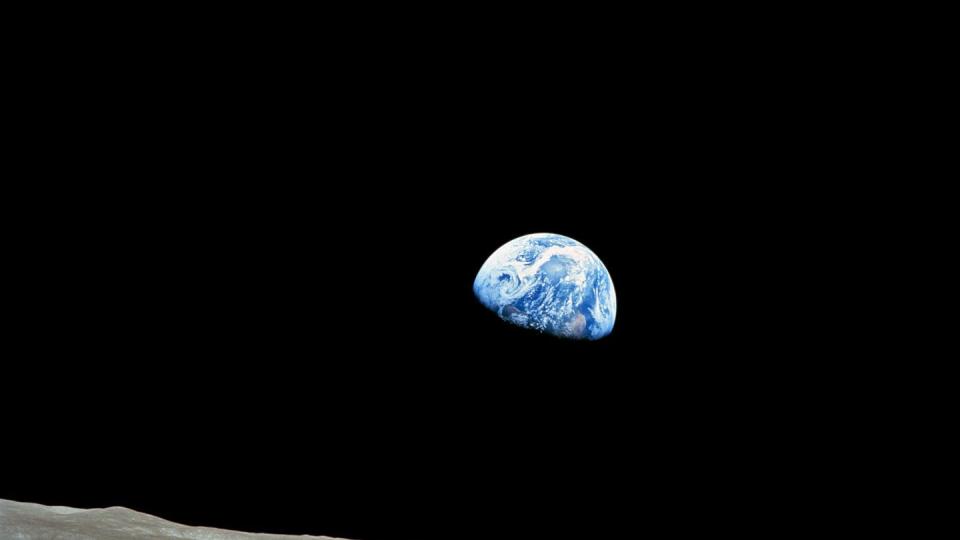 Erdaufgang über dem Horizont des Mondes am 24.12.1968 aus der Sicht der Apollo 8 Mission. Zwischen März 2015 und Februar 2016 war Kelly fast ein ganzes Jahr auf der Internationalen Raumstation ISS. Foto: NASA/EPA/