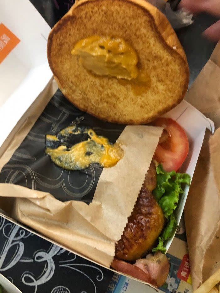 女大生的漢堡醬料連紙袋上都會有，網友開玩笑解鎖新吃法。（圖／翻攝自Dcard）