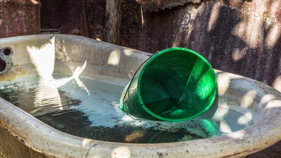 Una bañera llena de agua estancanda.