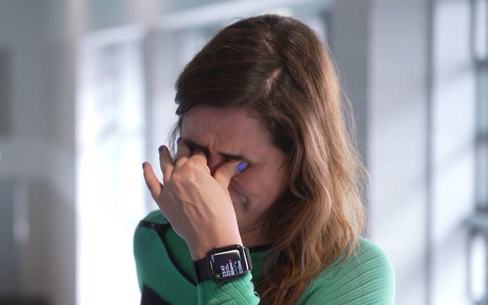 Auf dem Sprungturm kämpft Nora Tschirner mit den Tränen - ihr Unfalltrauma macht sich bemerkbar. (Bild: RTL / Mina TV)
