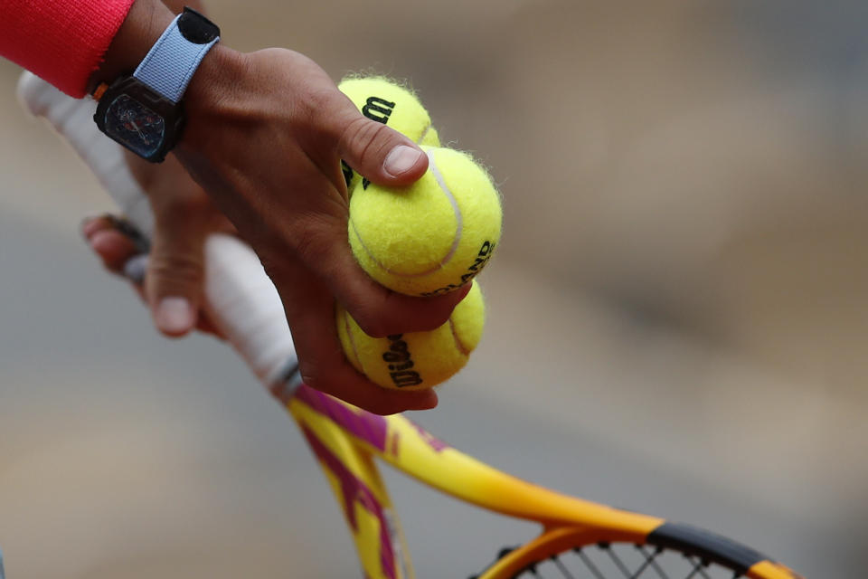 Rafael Nadal previo a realizar un saque ante Mackenzie McDonald en la segunda ronda del Abierto de Francia, el miércoles 30 de septiembre de 2020, en París. (AP Foto/Christophe Ena)