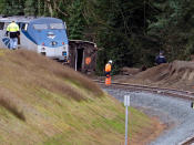 Es stürzten jedoch nicht alle Waggons auf die Autobahn, die zu diesem Zeitpunkt bereits stark befahren war. Einige blieben auf der Strecke stehen – so wurde ein noch größeres Unglück verhindert. (Bild-Copyright: Elaine Thompson/AP Photo)